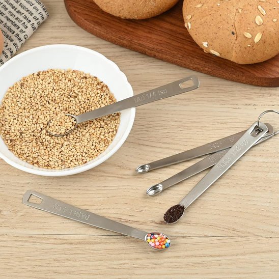 Cuillère doseuse dans bol de graines de sésame