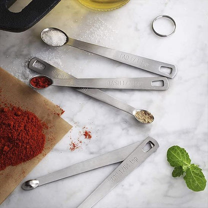 Cuillère doseuse étalé sur contoir contenant épices variés