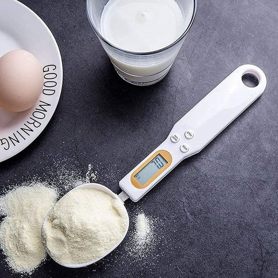 Cuillère doseuse​ remplie de farine