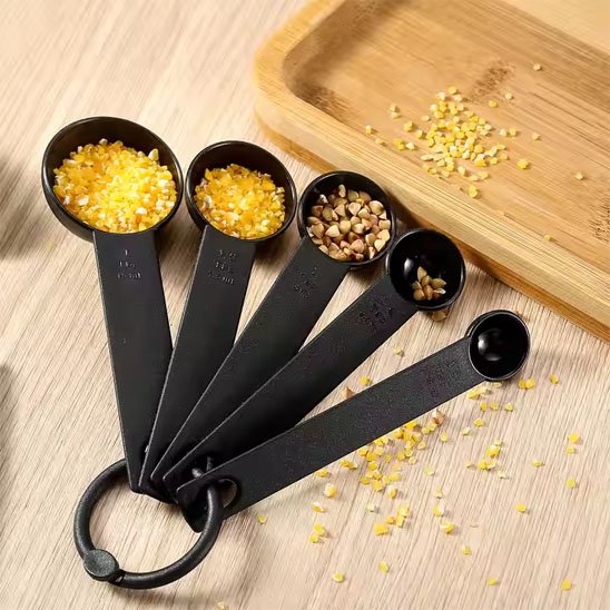 lot de  cinq cuillères doseuses contenant diverses céréales