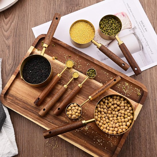 cuillère doseuse à poignées bois sur plateau de service bois