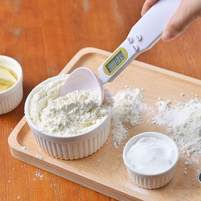 Cuillère doseuse​ prélève de la farine dans un ramequin