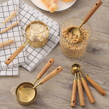 cuillère doseuse contenant ingrédients sec sur contoir cuisine