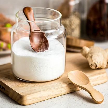 cuillère en bois mini dans pot de sel sur planche à découper