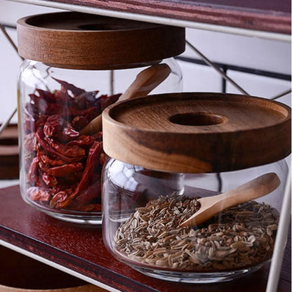 pots d'épices en verre contenant cuillère en bois