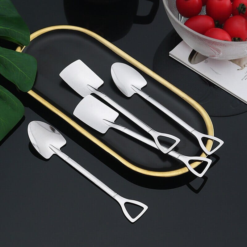 cuillères-à-bêche- inoxidable-assorties sur table noir