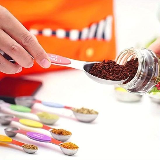 femme retoire épice du bocal avec cuillères doseuses a tête ovale