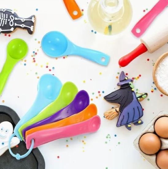 cuillères doseuses sur contoir blanc