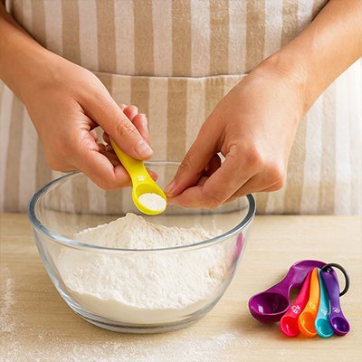 Cuisinère mesure farine avec cuillères doseuses 