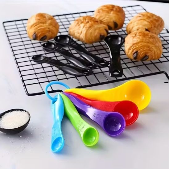 uillères doseuses Allegro présentées devant croissants refroidissant.