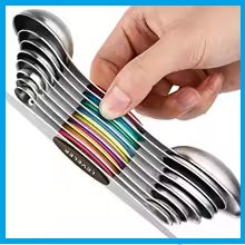 femme tient cuillères doseuses magnétiques emboitées