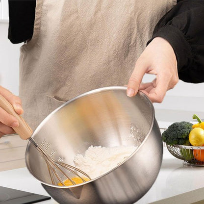 Cuisiner tient cul de poule incliné sur comptoir cuisine