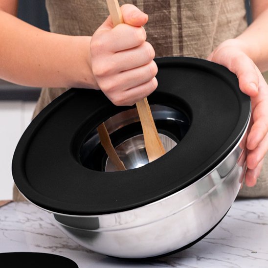 cuisinière mélange ingrédients éclaboussant dans cul de poule avec ouverture dans couvercle 