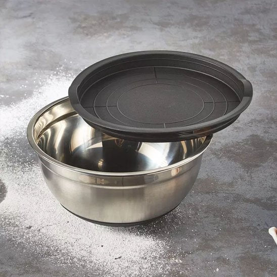 Cul de poule avec couvercle sur comptoir gris avec farine autour