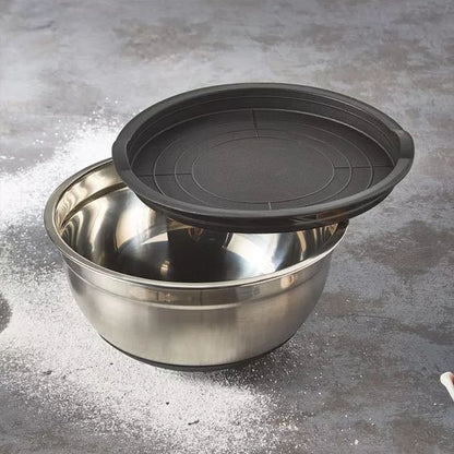 Cul de poule avec couvercle sur comptoir gris avec farine autour