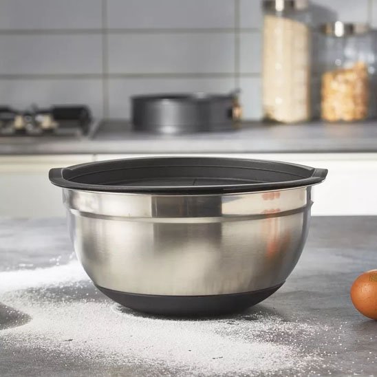 Cul de poule avec couvercle sur comptoir gris avec farine autour