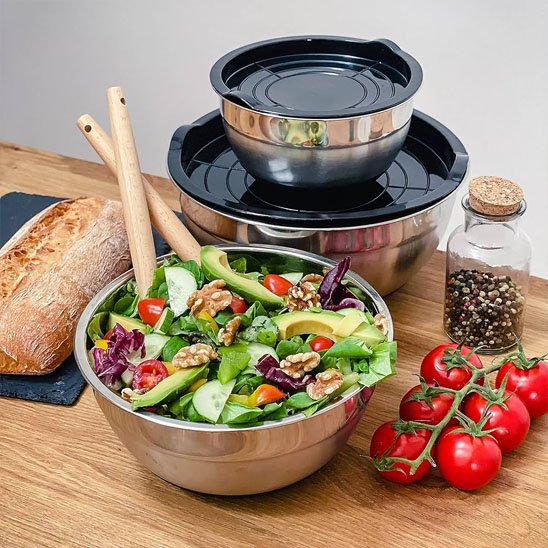 Cul de poule en inox contenant salade sur comptoir en bois