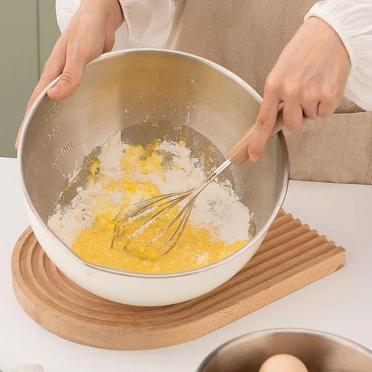 Cuisinière mélange pâtes dans cul de poule finition crème