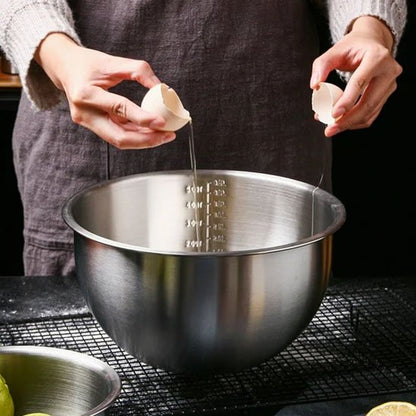 Cul de poule inox avec mesures gravées à l'intérieur sur comptoir cuisinte