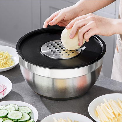 femme râpe  pomme de terre dans cul de poule a râpe intégrée