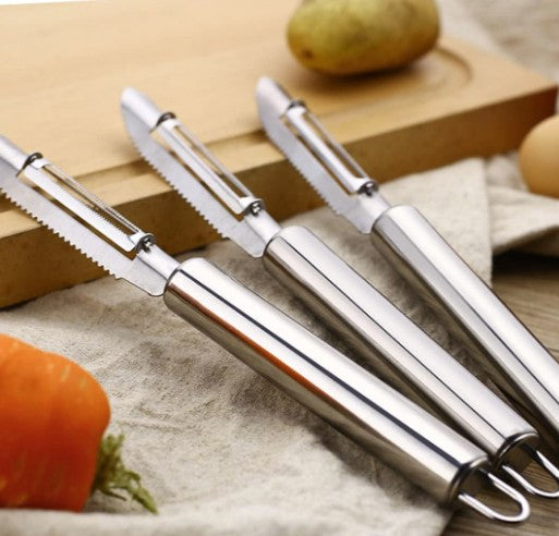 trois économes accotés sur planche à découper