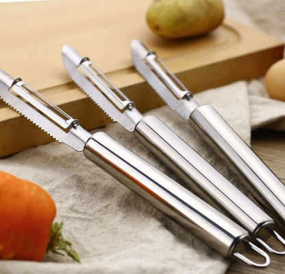 trois économes accotés sur planche à découper