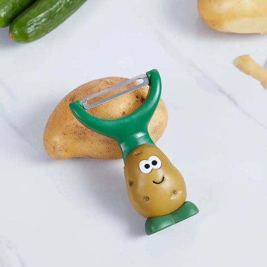 économe patate souriante accoté sur patate