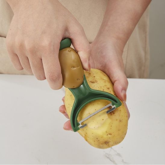 femme pèle patate avec économe tête patate