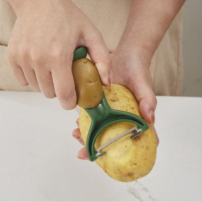 femme pèle patate avec économe tête patate