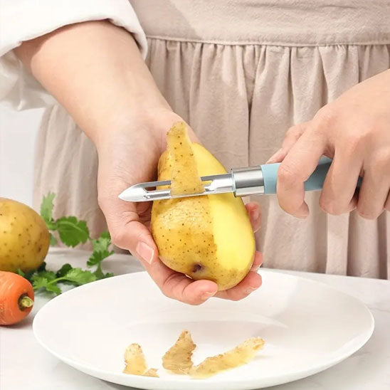 femme-épluche-patate-avec-économe-au-dessus-assiette
