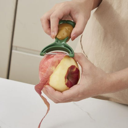 femme pèle pomme avec économe tête patate 