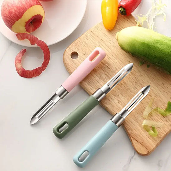 econome-trois-couleurs-sur-planche-à-découper-avec-fruits-et-légumes