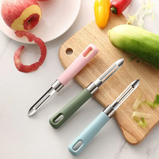 econome-trois-couleurs-sur-planche-à-découper-avec-fruits-et-légumes