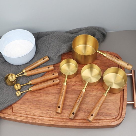 ensemble cuillère doseuse fini laiton sur plateau de service bois