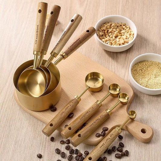 ensemble  huit cuillère doseuse sur contoit cuisine bois