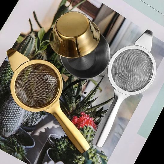 tamis doré et argent avec coupes sur photo de cactus