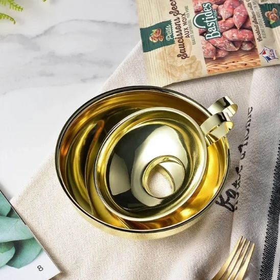 deux grandeurs d'entonnoir à confiture étalés sur comptoir cusine marbré