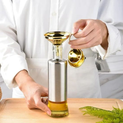 femme pose entonnoir à confiture fin sur bouteille à huile