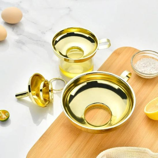 ensemble entonnoir à confiture doré étalé sur planche et comptoir