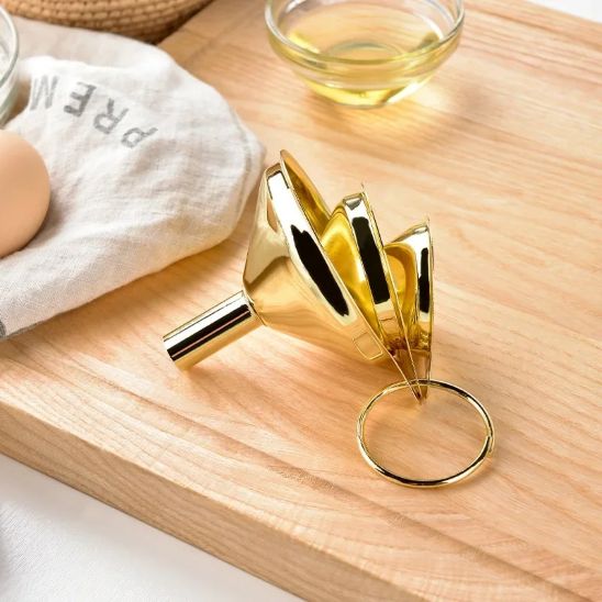 entonnoir à confiture doré - trois petites grandeurs sur planche à découper