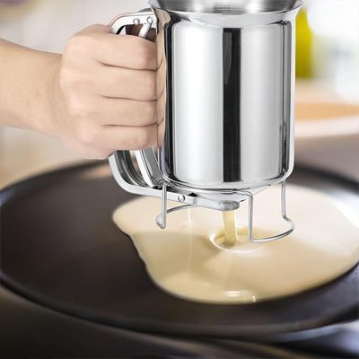 pâte versée dans crêpière avec entonnoir à piston inox