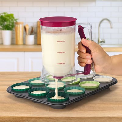 pâte versée dans moule à muffins avec entonnoir à piston transparent