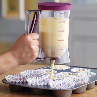 pâte versée dans moule à muffins avec entonnoir à piston transparent