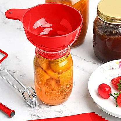 entonnoir plastique rouge repose sur bocal rempli de pêches