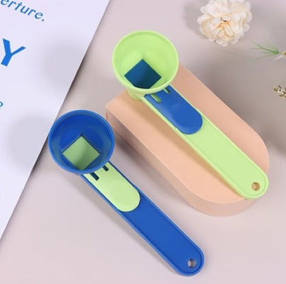 entonnoir vert et entonnoir bleu sur contoir cuisine