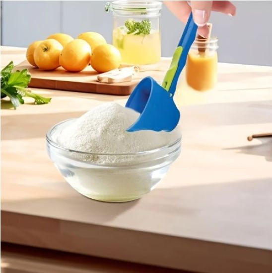 entonnoir à cuillère coulissante pélevant poudre d'un bol en verre