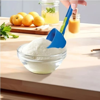 entonnoir à cuillère coulissante pélevant poudre d'un bol en verre