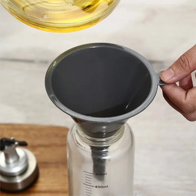 Entonnoir plastique gris inséré dans bouteille