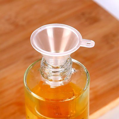 Entonnoir miniature dans bouteille à col étroit