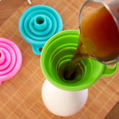 liquide s'écoulant par entonnoir pliable dans petite bouteille